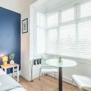  Apartment Private 4 With Kitchenette By Cb No Minimum United Kingdom